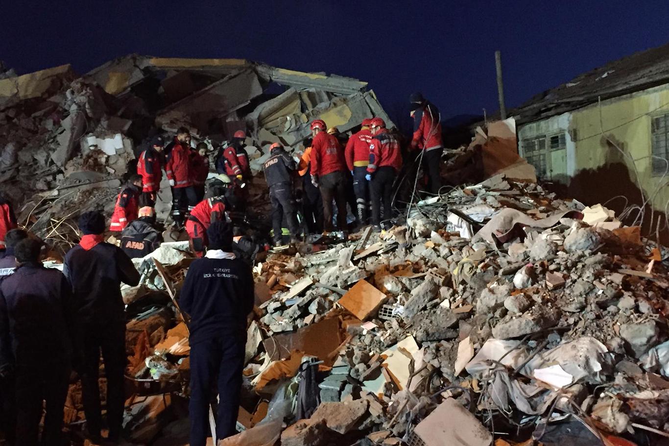 Elâzığ'da 6 aylık hamile bir kadın ve bir çocuk enkazdan sağ olarak kurtarıldı